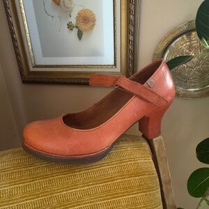70’s The Art Company Genuine Leather Rounded Toe Kitten Heel in Rust